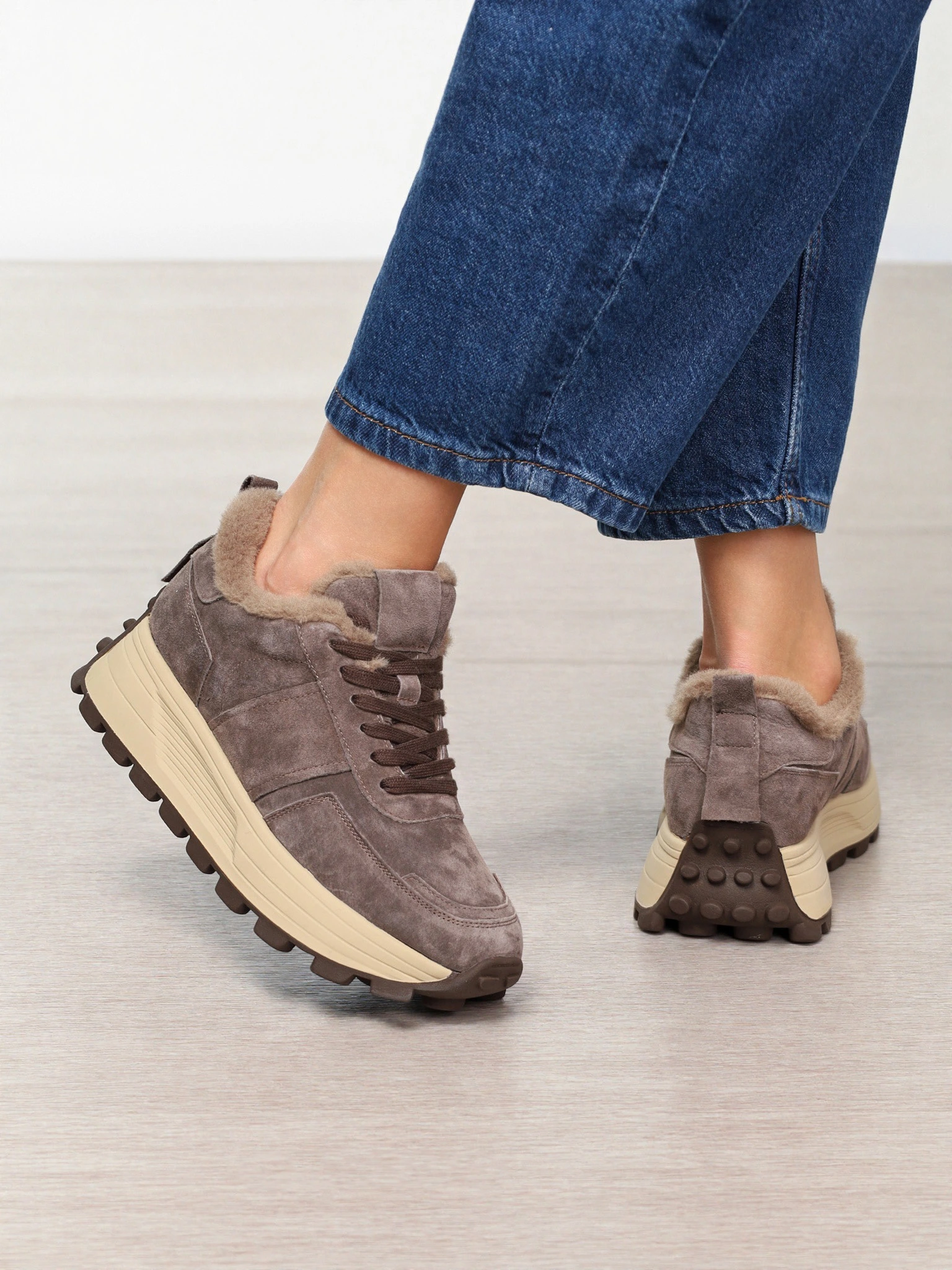 Кроссовки утепленные темно-коричневого цвета на рельефной подошве